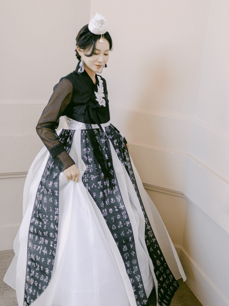 LEEHWAWEDDINGBRIDALWONSAMROBEBLACKANDWHITEMODERNHANBOKDRESS