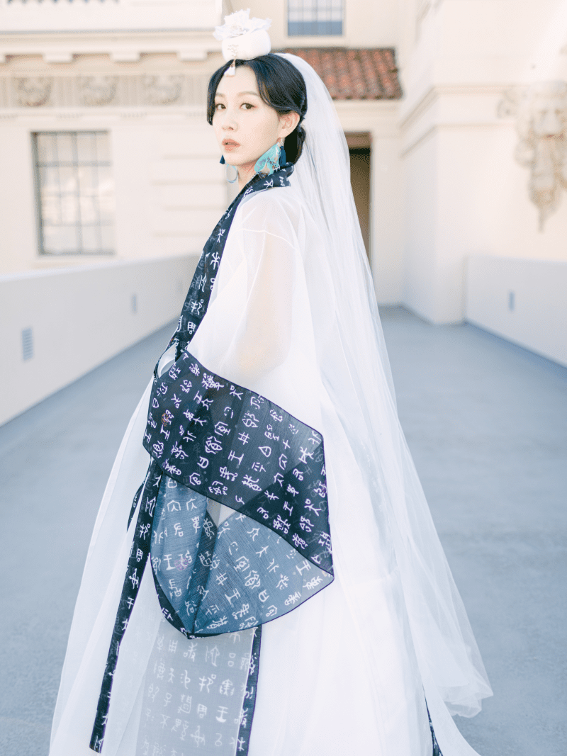 LEEHWAWEDDINGMODERNBRIDALHANBOKBLACKWHITESTYLEBRANDNEW2022BRIDALSTYLE