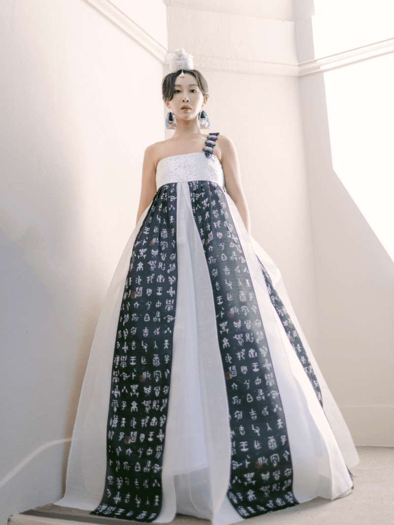 LEEHWAWEDDINGMODERNBRIDALHANBOKBLACKWHITESTYLEBRANDNEW2022BRIDALSTYLE4