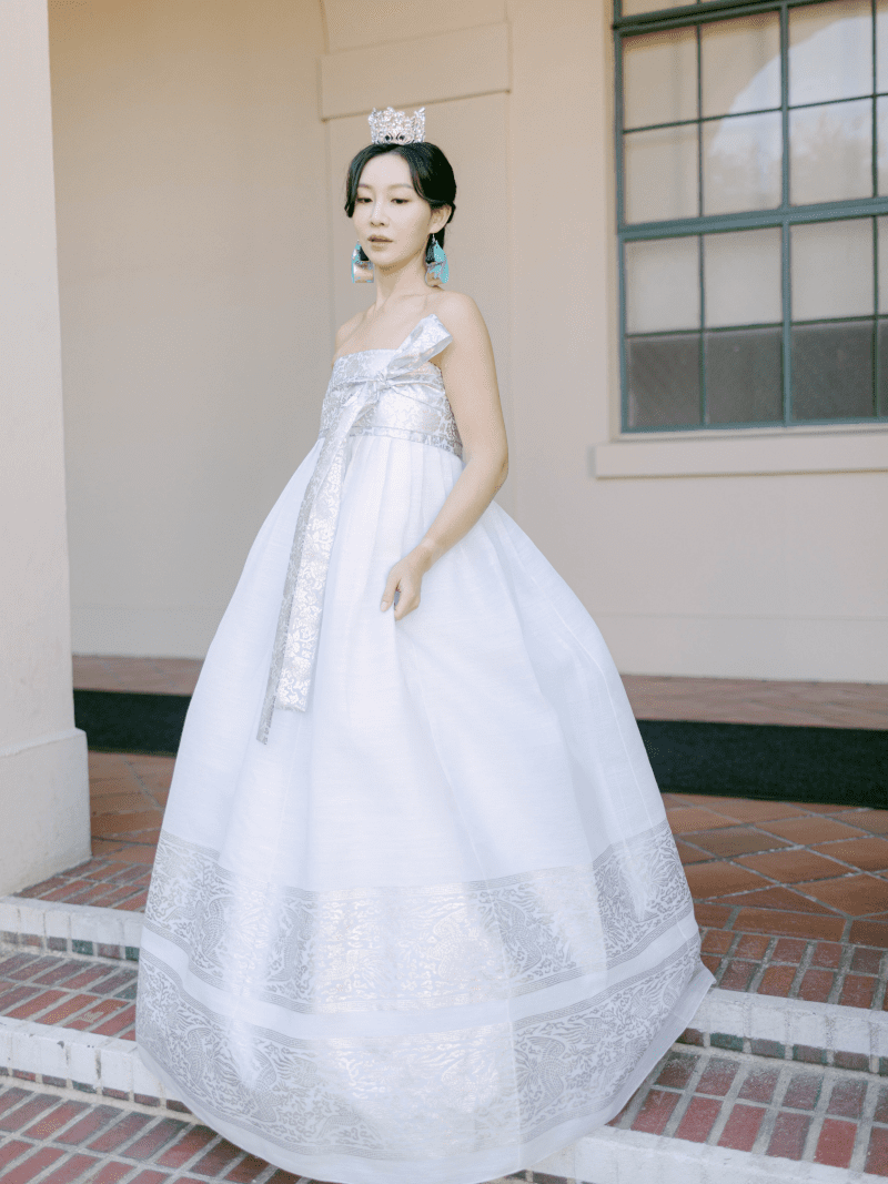 LEEHWAWEDDINGMODERNBRIDALHANBOKKOREANDRESSWEDDINGWHITESILVER1