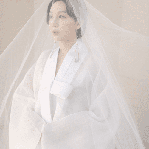 LEEHWAWEDDINGMODERNBRIDALHANBOKKOREANDRESSWEDDINGWHITESILVER7