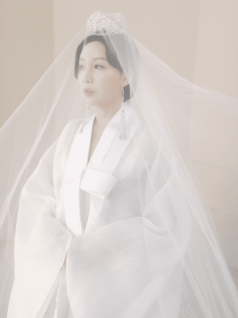 LEEHWAWEDDINGMODERNBRIDALHANBOKKOREANDRESSWEDDINGWHITESILVER7