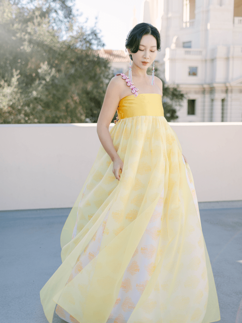 LEEHWAWEDDINGMODERNBRIDALYELLOWHANBOKDRESSFLOWERSPRINGSTYLE c99bf773 efb7 420c a51e 459813a68486