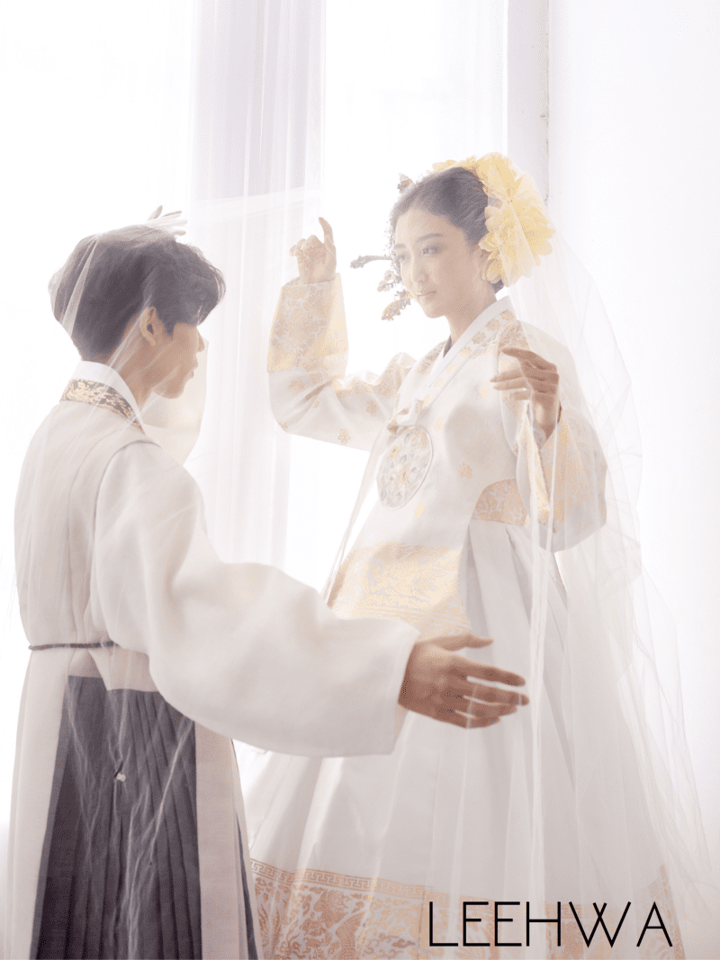 LeehwaWeddingModernHanbokDressKoreanTraditionalWearPleatWhiteBridalManHanbok