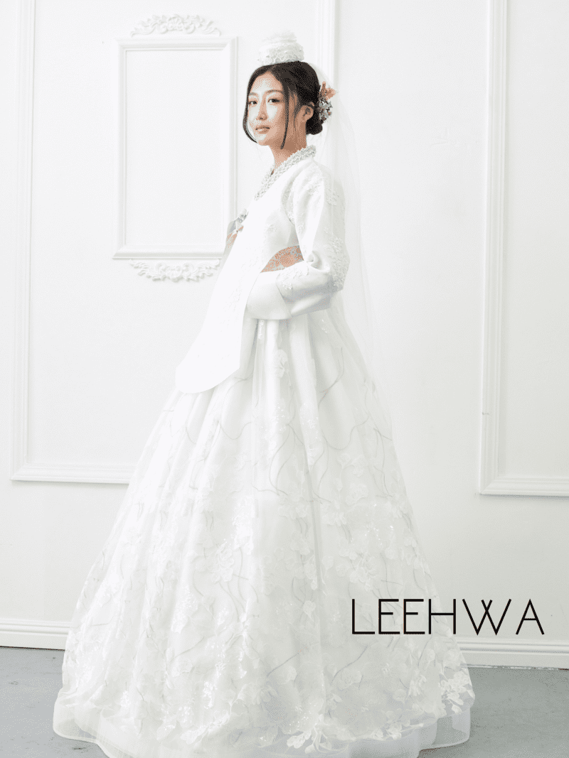 LeehwaWeddingTraditionalKoreanDressModernRoyalElegantStyleHanbokBridal b2a273c7 d9e4 41d8 9d25 0a67ac3bb9d9