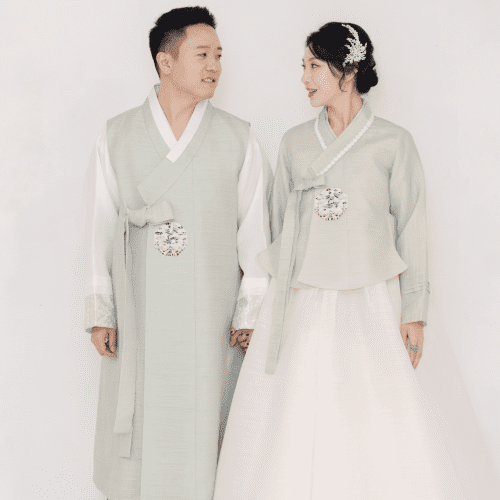 SAGESET1KoreanHanbokTraditionalClothesSetWomanManBabyLeehwaWedding