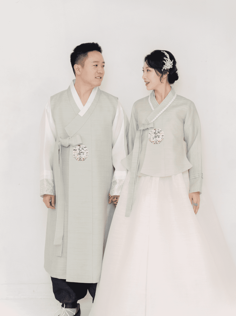 SAGESET1KoreanHanbokTraditionalClothesSetWomanManBabyLeehwaWedding