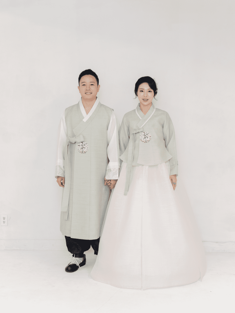 SAGESET2KoreanHanbokTraditionalClothesSetWomanManBabyLeehwaWedding