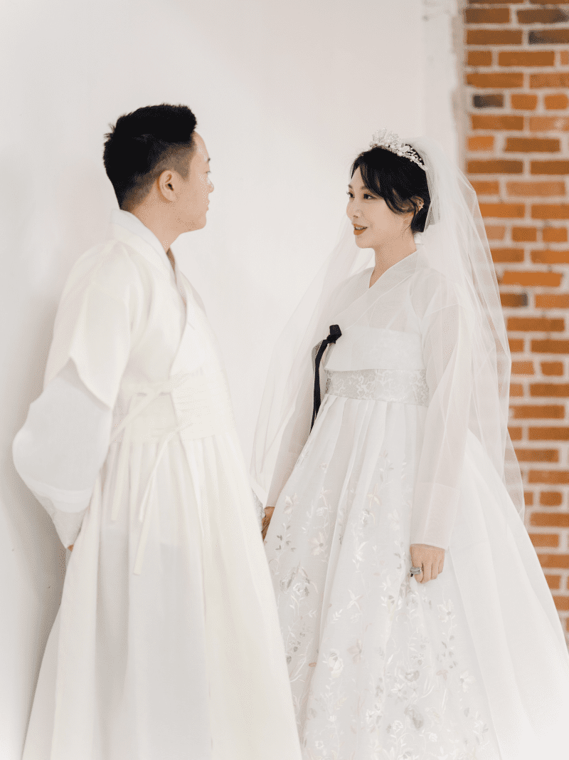 SELENITESET2KoreanHanbokTraditionalClothesSetWomanManBabyLeehwaWedding